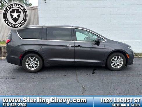 Used 2023 Chrysler Pacifica Touring-L FWD image 6