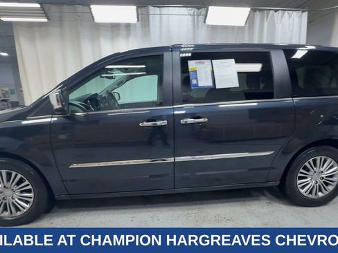 Used 2014 Chrysler Town & Country Touring-L w/ Driver Convenience Group image 7
