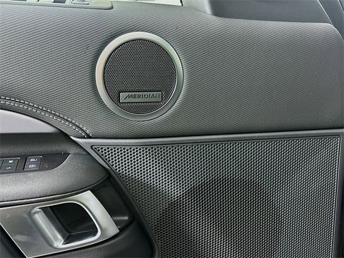 Used 2024 Land Rover Discovery Dynamic SE image 21