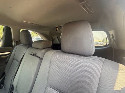 Used 2017 Toyota Highlander LE w/ Carpet Mat Package AWD/4WD image 18
