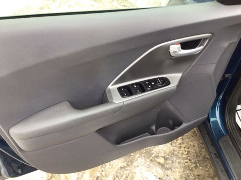 Used 2020 Kia Niro LX image 10