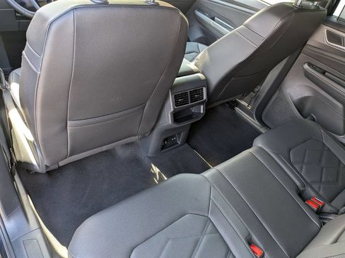 Used 2025 Volkswagen Atlas Cross Sport SE FWD image 22