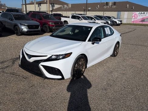 Used 2023 Toyota Camry SE image 14