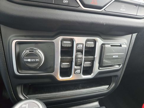 Used 2025 Jeep Wrangler Sahara image 34