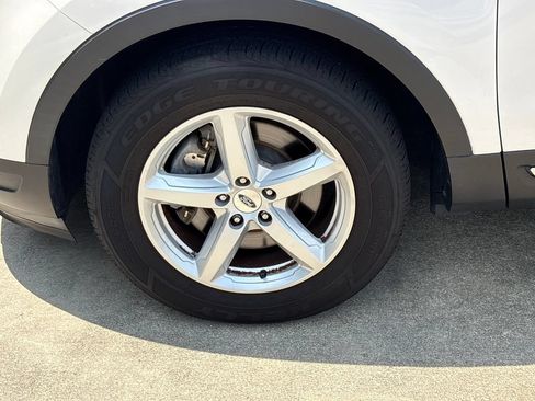 Used 2018 Ford Explorer XLT w/ Equipment Group 202A FWD image 11