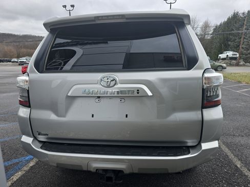 Used 2022 Toyota 4Runner SR5 Premium image 4