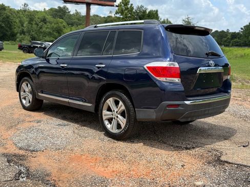 Used 2011 Toyota Highlander Limited w/ Tow Pkg FWD image 3