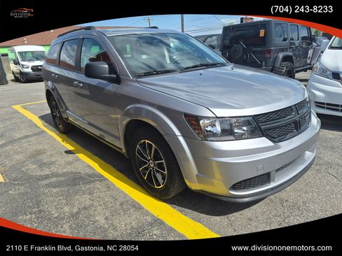 Used 2018 Dodge Journey SE w/ Blacktop Package FWD image 3