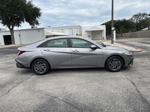 Used 2024 Hyundai Elantra SEL image 2