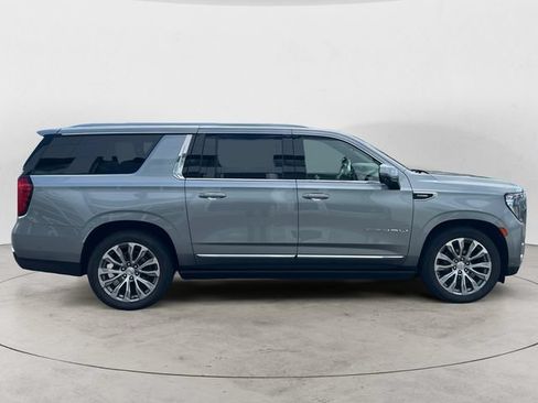 Used 2023 GMC Yukon XL Denali w/ Denali Reserve Package AWD/4WD image 4