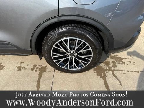 Used 2025 Ford Escape SE w/ PHEV Premium Package FWD image 4