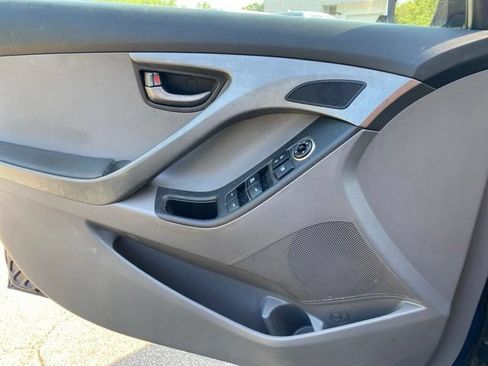 Used 2014 Hyundai Elantra SE FWD image 29