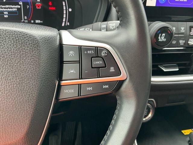 Used 2025 Toyota Grand Highlander AWD image 25