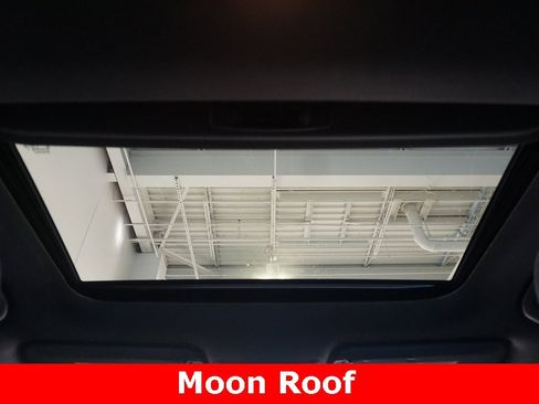 Used 2022 Toyota Corolla SE w/ SE Premium Package image 6