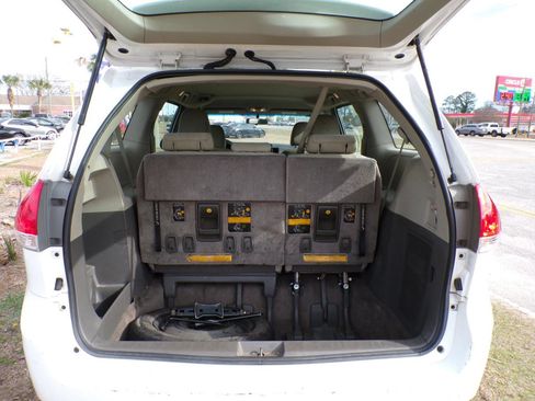 Used 2012 Toyota Sienna w/ Towing Pkg image 8