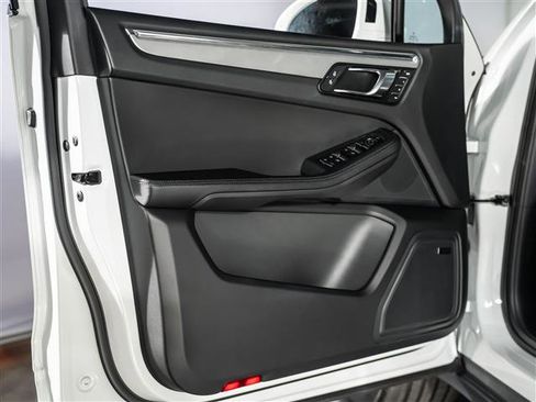 Certified 2026 Porsche Macan AWD/4WD image 21