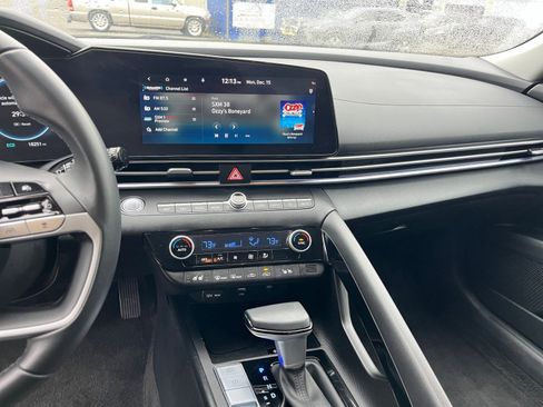 Used 2025 Hyundai Elantra Limited image 18