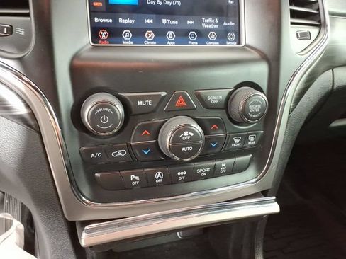 Used 2020 Jeep Grand Cherokee Laredo AWD/4WD image 22
