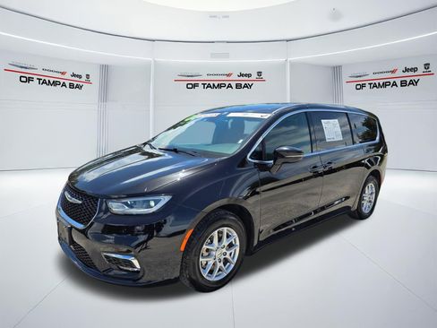 Used 2025 Chrysler Pacifica Select FWD image 2