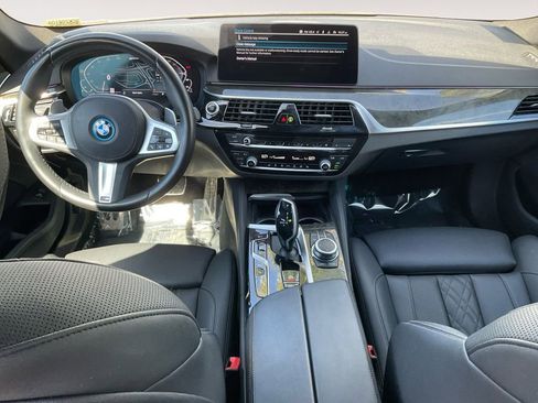 Used 2022 BMW 530e w/ M Sport Package image 30