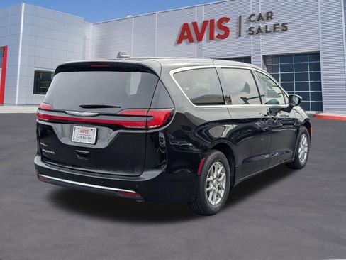 Used 2025 Chrysler Pacifica Select image 6