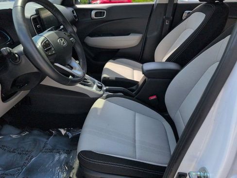 Used 2025 Hyundai Venue SEL FWD image 24