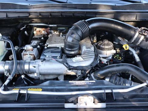 Used 2017 Nissan Titan SV image 39