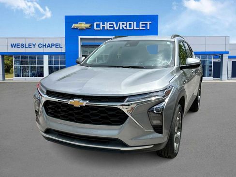 Certified 2025 Chevrolet Trax LT FWD image 1