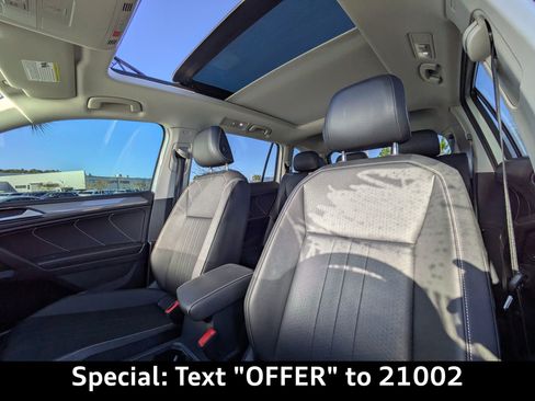 Used 2022 Volkswagen Tiguan SE w/ Panoramic Sunroof Package image 23