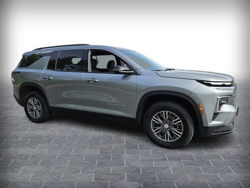 Used 2025 Chevrolet Traverse LT FWD image 3