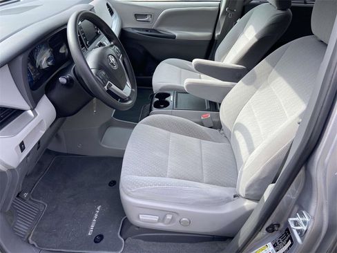 Used 2018 Toyota Sienna LE image 18