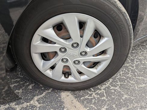 Used 2019 Hyundai Elantra SE image 28