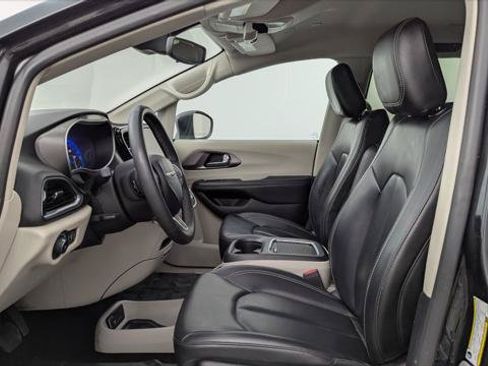 Used 2023 Chrysler Pacifica Touring-L FWD image 14
