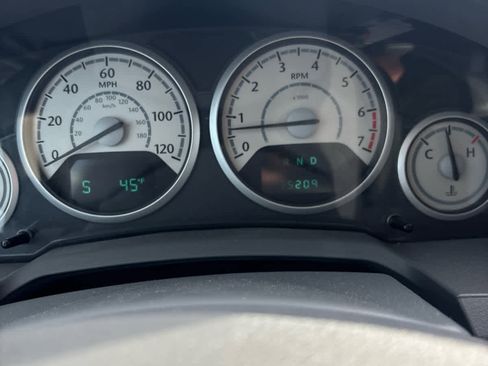 Used 2010 Chrysler Town & Country Touring image 8