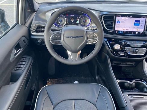 New 2026 Chrysler Pacifica Limited w/ Uconnect Theater Family Group image 40