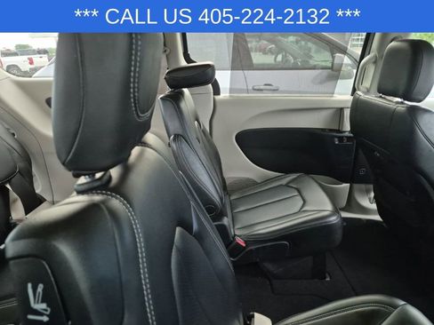 Used 2023 Chrysler Pacifica Touring-L image 26