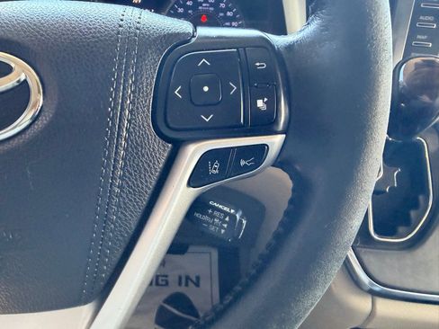 Used 2018 Toyota Sienna XLE w/ XLE Navigation Package FWD image 23