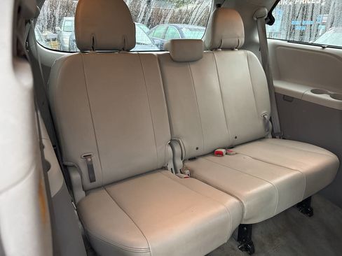 Used 2012 Toyota Sienna XLE image 21