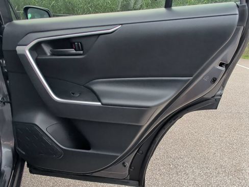 Used 2021 Toyota RAV4 LE AWD/4WD image 29