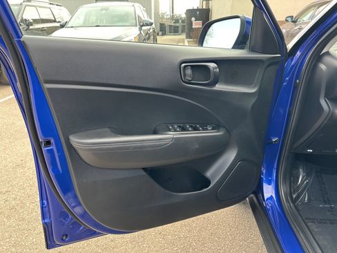 Used 2023 Hyundai Venue Limited FWD image 13