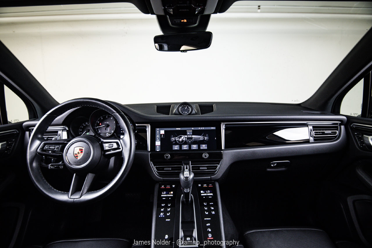 Certified 2023 Porsche Macan AWD/4WD image 25