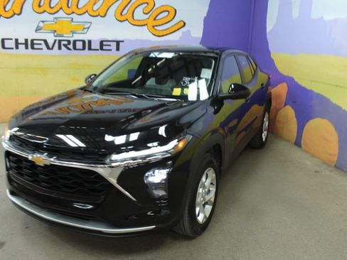 Used 2025 Chevrolet Trax LS w/ LS Convenience Package FWD image 4