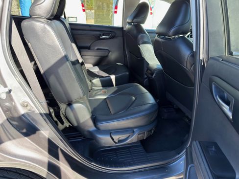 Used 2024 Toyota Highlander LE image 12