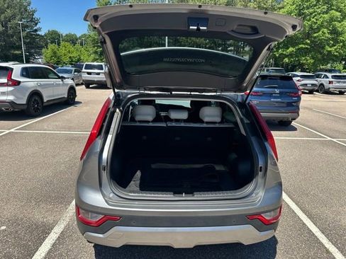 Used 2024 Kia Niro EX FWD image 11