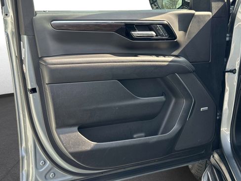 Used 2025 Chevrolet Suburban Premier image 19