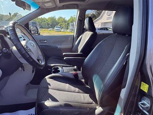 Used 2011 Toyota Sienna SE w/ Preferred Pkg FWD image 33