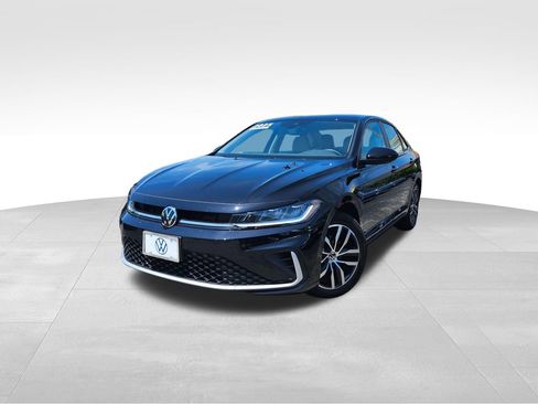 Used 2025 Volkswagen Jetta SE FWD image 3