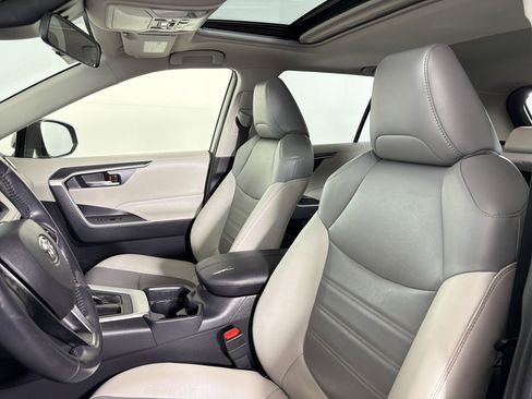 Used 2020 Toyota RAV4 XLE Premium image 23