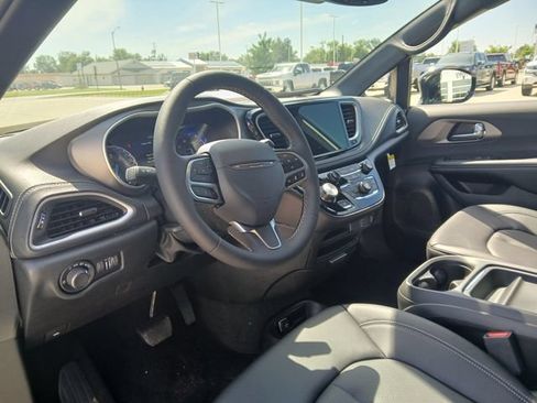 New 2027 Chrysler Pacifica Select FWD image 9
