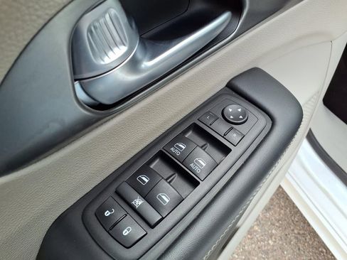 Used 2024 Chrysler Pacifica Touring-L image 19